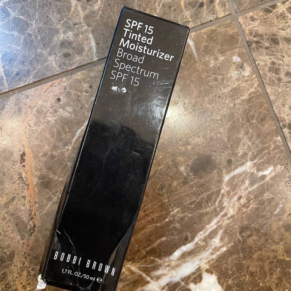 Bobbi Brown SPF 15 Tinted Moisturizer Light Tint